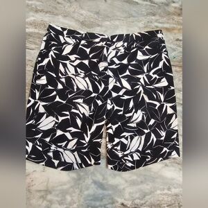 Mario Serrani Italy Women’s Shorts Size 10 Black White Leaf Print Dressy Career